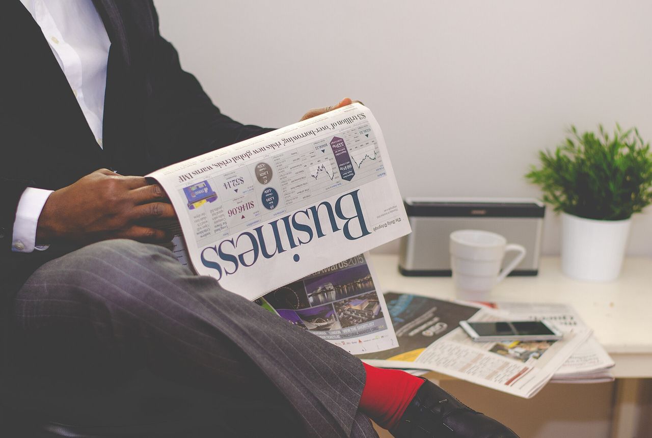 Aufgeschlagene Wirtschaftszeitung mit Finanz- und Börsenseiten